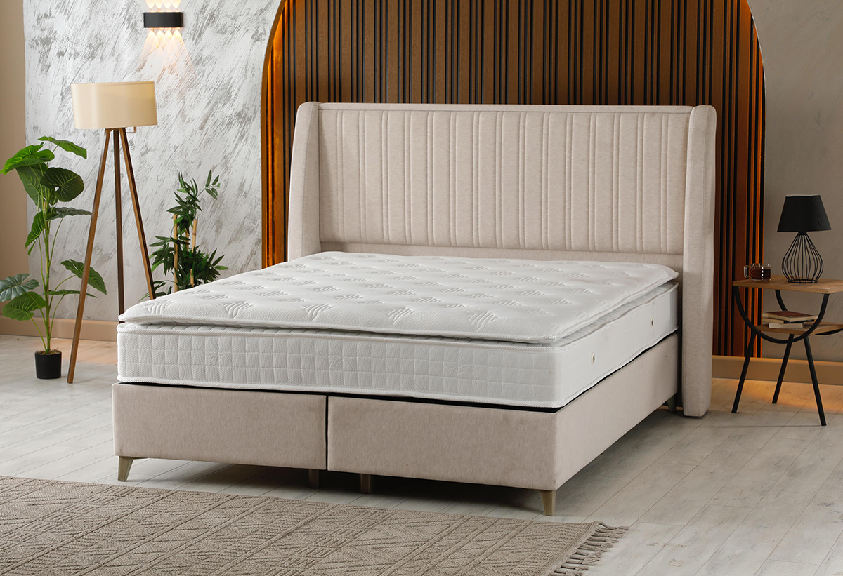 Απεικονίζεται το κρεβάτι Cloe με στρώμα σε ένα δωμάτιο.